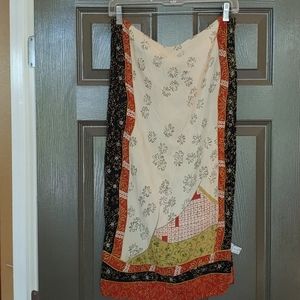 Long rectangular scarf.